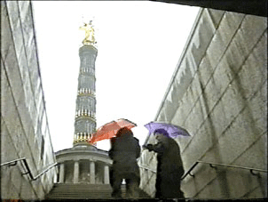 Silke Wenk und Annette Berr vor Freiheitssäule